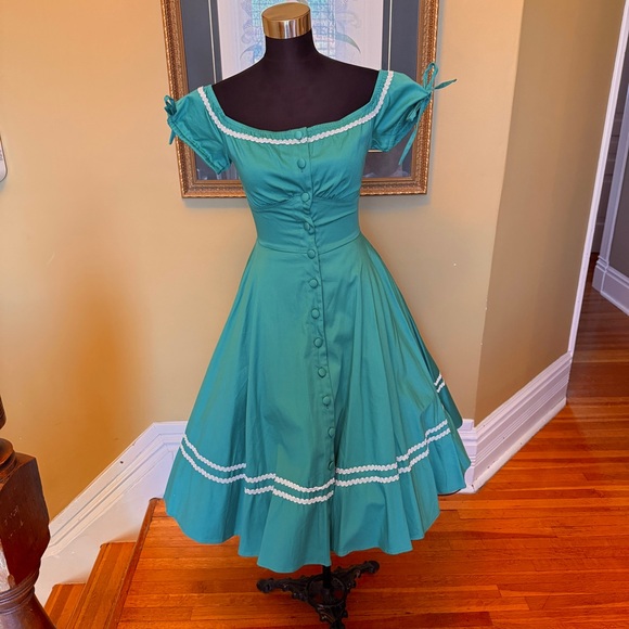 Boulevard Nights Dresses & Skirts - Chic Green Midi Dress with White Accents